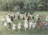 Dans kring midsommarstången vid Långåker 1:3 Hembygdsgården 1993. Okänd dragspelare i mitten.
Relaterade motiv: A03389 - A03408.