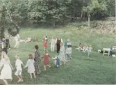 Dans kring midsommarstången vid Hembygdsgården Långåker 1:3 1993. I mitten skymtas Berny Gustafsson klädd i folkdräkt, Övriga namnuppgifter saknas.
Relaterade motiv: A03389 - A03408.