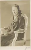 Konfirmationsfoto av Gunborg* Elisabet Scotte (född 1911 i Agnetorp/Skaraborg, död 2002) cirka 1925.
Hennes far Johan Gustaf Johansson Scotte var Stretered skolhems trädgårdsmästare och familjen bodde då i 