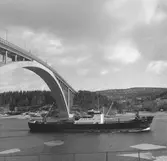 Fartyget Reine Astrid vid Sandöbron

