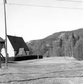 Lidens gamla kyrka. Kyrkan bestod ursprungligen av en enkel rektangulär byggnad uppförd vid medeltidens slut (enl traditionen på 1480-talet). Vapenhus och sakristia tillkom relativt snart efter kyrkans byggande. En äldre kyrka antagligen av trä har sannolikt funnits på platsen. Väggarna är byggda av sten som sedan 1925 är vitputsade. Vid den nya kyrkans byggande 1858 raserades valven i den gamla kyrkan. Den stod utan underhåll till 1911 då konserveringsarbeten igångsattes. Kyrkan täcktes då av ett nytt spånklätt yttertak. Invändigt fick kyrkan ett tunnvalv av trä. Endast fragment återstår av målningarna från 1500-talets mitt eftersom valven är borta. På väggarna finns emellertid en del målningar som är framtagna. En ny uppförd klockstapel efter den gamla modellen är på plats. Av medeltida inventarier finns bl.a. krucifix från 1200-talet och 1400-talet, madonnor från 1200-talets början och 1400-talet den senare stående i ett skåp 