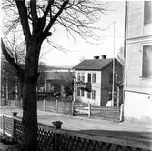 Foto från Vretgränd mot NNV. Tomt nr 1. En brant tvärgata mellan Brunnshusgatan och Köpmangatan. Korsade Norra kyrkogatan. Gränden försvann under ombyggnaden av Norrstan. Var en omtyckt gata för kälkåkning vintertid.