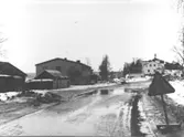 Infarten till Nylands centrum från norr. Nordlunds bilverkstad t.v. I bakgrunden tingshusets klocktorn.