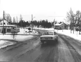 Bebyggelse i Sandslån. Nedfart vid Hammarsbron. Bert Strindlunds motorverkstad till vänster.