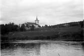 Utsikt över älven och kyrkan.