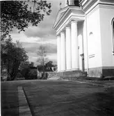 Härnösands domkyrka. Arkitekt Johan Adolf Hawerman. Nyklassistisk stil. Vitputsad stenkyrka med ett mittorn, två mindre torn och västfasad med pelarrad.En del inventarier från den äldre kyrkan bland annat altartavlan från 1700-talet.Treskeppigt kyrkorum. Orgel från 1731 av Johan Caliman med barockfasad av Magnus Granlund från Hudiksvall