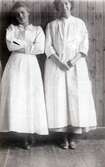 Två kvinnor ur personalen på Kustsanatoriet Apelviken. Till vänster står Alice 