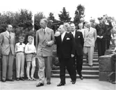 Kung Gustav VI Adolf på Eriksgata genom Halland, då han besökte Kustsanatoriet Apelviken i Varberg. Till höger om kungen går sanatoriets överläkare Albert Ahlberg och bakom honom intendent Harald Liljenberg.
(Se även bildnr KSA42-47)