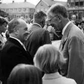 Kung Gustav VI Adolf på Eriksgata genom Halland, då han besökte Kustsanatoriet Apelviken i Varberg. Här i leende samspråk med sanatoriets överläkare Albert Ahlberg. Mannen som syns emellan dem var då Hallands landshövding, Reimer Johansson.
(Se även bildnr KSA41-47)