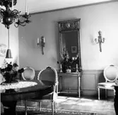 Interiörbild av salong i överläkarvillan på Kustsanatoriet Apelviken från Albert Ahlbergs tid (1941-1966).
