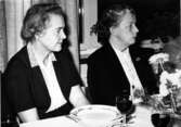 Sjuksköterskorna Judit Johansson t v och Lisa Niklasson t h vid invigningen av det nya köket 1959 på Kustsanatoriet Apelviken. Som kuriosa kan nämnas att servisen är signerad av Stig Lindberg 1948 och heter 