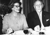 Gymnastikdirektör Eva Forssén och okänd herre vid invigningen av det nya köket 1959 på Kustsanatoriet Apelviken. Som kuriosa kan nämnas att servisen är signerad av Stig Lindberg 1948 och heter 