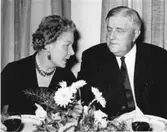 Överläkarfrun Frida Ahlberg samtalar med landshövding Reimer Johansson vid invigningen av det nya köket 1959 på Kustsanatoriet Apelviken. Som kuriosa kan nämnas att servisen är signerad av Stig Lindberg 1948 och heter 