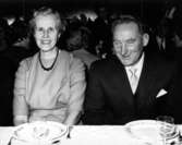 Sjuksköterskan Magda Bengtsson och trädgårdsmästare Gustaf Johansson vid invigningen av det nya köket 1959 på Kustsanatoriet Apelviken. Som kuriosa kan nämnas att servisen är signerad av Stig Lindberg 1948 och heter 
