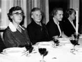 Sjuksköterskorna Elsa Hallbäck, Elsa Sjöberg (nattsköterska), Judit Johansson och Lisa Niklasson vid invigningen av det nya köket 1959 på Kustsanatoriet Apelviken. Som kuriosa kan nämnas att servisen är signerad av Stig Lindberg 1948 och heter 