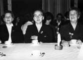 Tre kvinnor anställda vid Kustsanatoriet Apelviken väntar på kaffet vid invigningen av det nya köket 1959. Fr v sitter tvättbiträdet, städerskan/baderskan Selma Andersson och röntgenbiträdet Selma Lindqvist.