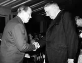 Tvättmästare Åke Nilsson på Kustsanatoriet Apelviken, tar emot en medalj ur landshövding Reimer Johanssons hand.