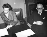 Två styrelseledamöter under ett styrelsesammanträde för Kustsanatoriet Apelviken år 1959. (Se även bildnr KSA69, KSA70)