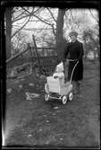 Kvinna med barn i barnvagn