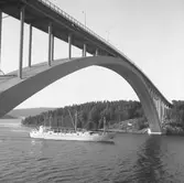 Fartyget Lühe vid Sandöbron

