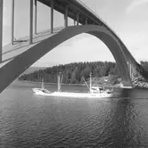 Fartyget Irma Graebe vid Sandöbron

