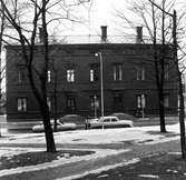 Domkapitelhuset. Uppfördes 1844 som gymnastik- och sånghus för Härnösands gymnasium efter ritningar av arkitekt C.G. Blom-Carlsson. År 1973 flyttades byggnaden från kvarteret Rådhuset vid Nybrogatan till Nygatan 14. Byggnaden restaurerades då exteriört efter originalritningar.
