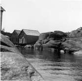 Fiskeläge. Johan Olof Wallins sjöbod närmast berget, blev senare Alvar Wallins. Bortom den Kalle (KJ) Sundins sjöbod