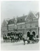 Västerås, Centrum, Östra kyrkogatan.
Brandkåren, mönstring framför Polis/brandkårens hus.