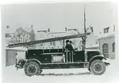 Västerås, Centrum, Östra kyrkogatan.
O. Clarholm och O. Thorgren i nya brandbilen, 1932.