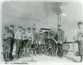 Västerås, Centrum, Östra kyrkogatan.
Brandmän övar med ångsprutan. Troligen 1913.