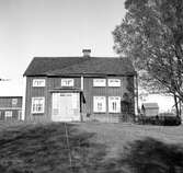 Bondgård. Skiffertaket lades på när huset byggdes 1890. Skiffret köptes från Hällans och Gullvikens skifferverk. Kostade 175 riksdaler.