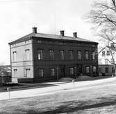 Domkapitelhuset. Uppfördes 1844 som gymnastik- och sånghus för Härnösands gymnasium efter ritningar av arkitekt C.G. Blom-Carlsson. År 1973 flyttades byggnaden från kvarteret Rådhuset vid Nybrogatan till  Nygatan 14. Byggnaden restaurerades då exteriört efter originalritningar.
