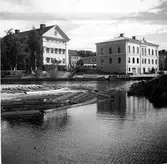 Landshövdingens bostad och polishuset.