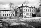 Domkapitelhuset. Uppfördes 1844 som gymnastik- och sånghus för Härnösands gymnasium efter ritningar av arkitekt C.G. Blom-Carlsson. År 1973 flyttades byggnaden från kvarteret Rådhuset vid Nybrogatan till Nygatan 14. Byggnaden restaurerades då exteriört efter originalritningar.