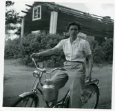 Västmanland.
Ungdom på cykel. 1940-tal.