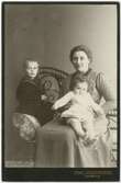 Kabinettsfotografi - Edit Lundevall med barnen Sven och Sara, Enköping 1916