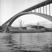 Fartyget Bolmaren vid Sandöbron

