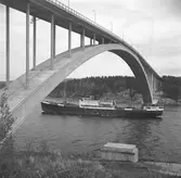 Fartyget Carlo vid Sandöbron

