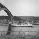 Fartyget Elbe vid Sandöbron