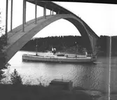 Fartyget Gudur vid Sandöbron

