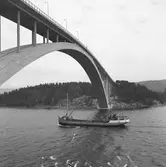 Fartyget Kustvåg vid Sandöbron

