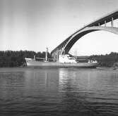 Fartyget Sena vid Sandöbron