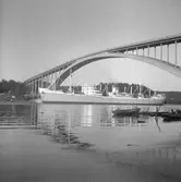 Fartyget Solek vid Sandöbron

