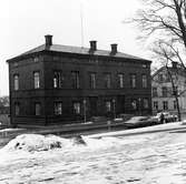 Domkapitelhuset. Uppfördes 1844 som gymnastik- och sånghus för Härnösands gymnasium efter ritningar av arkitekt C.G. Blom-Carlsson. År 1973 flyttades byggnaden från kvarteret Rådhuset vid Nybrogatan till Nygatan 14.  Byggnaden restaurerades då exteriört efter originalritningar.