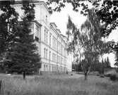 Sjukhus. Färdigt 1893, tillbyggt 1925, flera ombyggnader, arkitekt A. Kumlien.