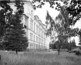 Sjukhus. Färdigt 1893, tillbyggt 1925, flera ombyggnader, arkitekt A. Kumlien.