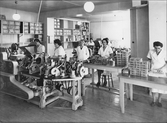 Interiör från Ahlgrens Tekniska fabrik på Brynäs, Gävle, 1946. Kvinnor arbetar vid den första automatiska packningsmaskinen, som togs i bruk i början av 1940-talet.