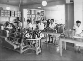 Interiör från Ahlgrens Tekniska fabrik på Brynäs, Gävle, 1946. Kvinnor arbetar vid den första automatiska packningsmaskinen, som togs i bruk i början av 1940-talet.