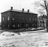 Domkapitelhuset. Uppfördes 1844 som gymnastik- och sånghus för Härnösands gymnasium efter ritningar av arkitekt C.G. Blom-Carlsson. År 1973 flyttades byggnaden från kvarteret Rådhuset vid Nybrogatan till Nygatan 14. Byggnaden restaurerades då exteriört efter originalritningar.