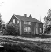 Byggnad vars flyttning eller rivning aktuell sommaren 1965. Står på gårdsplanen längs med landsvägen hos Paul Bylund, By 15:1.